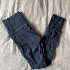Navy blue lululemon tight.